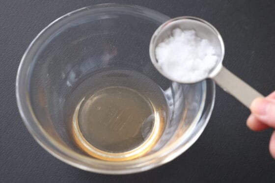 梅酢と砂糖を混ぜる