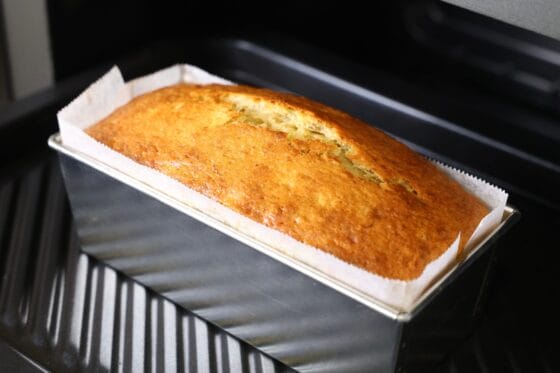 オーブンでバナナブレッドを焼く