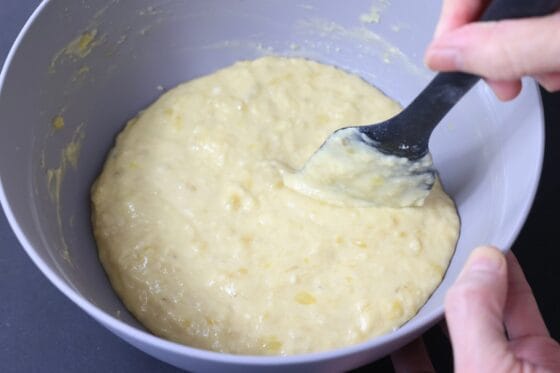 粉類を加えてさっくり混ぜる