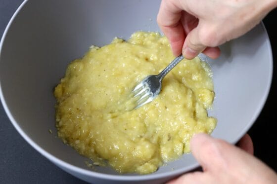 完熟バナナをフォークでつぶす
