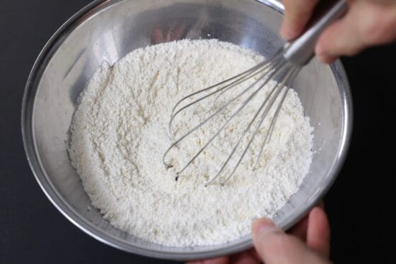薄力粉とベーキングパウダーを混ぜる