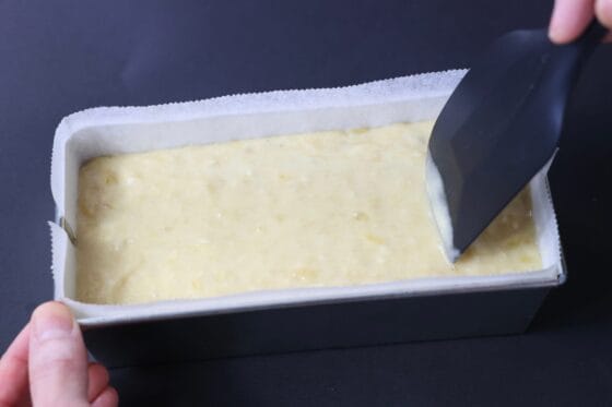 型にバナナブレッド生地を流し入れる