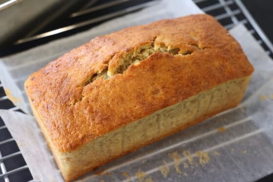 冷ましてオーブンペーパーを外したバナナブレッド