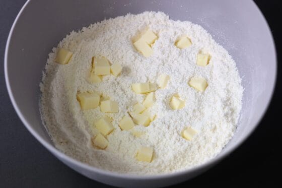 冷たいバターを粉に加える