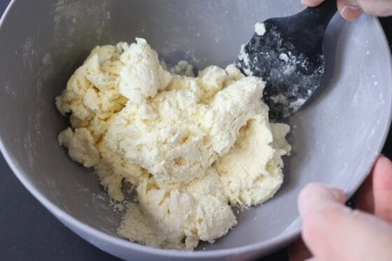 牛乳を加えてヘラでさっくりと混ぜる