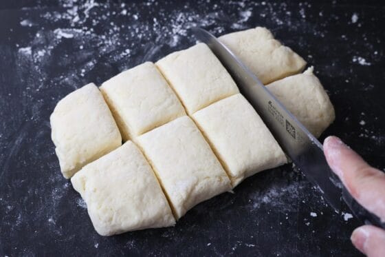 生地を包丁で8等分に切る