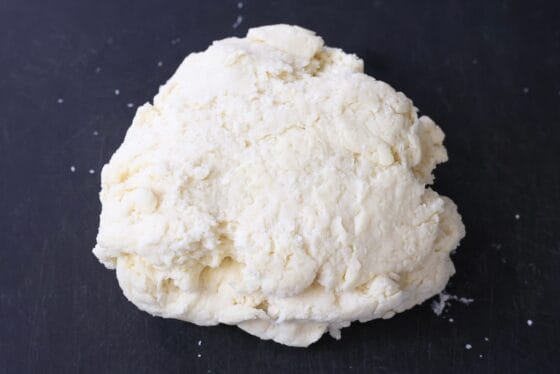 ビスケット生地を折りたたんだところ