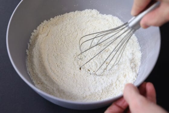 ビスケットの粉類をボウルで混ぜる