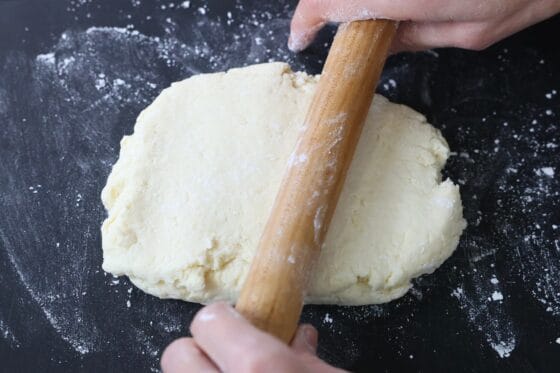 ビスケット生地を2cmにのばす