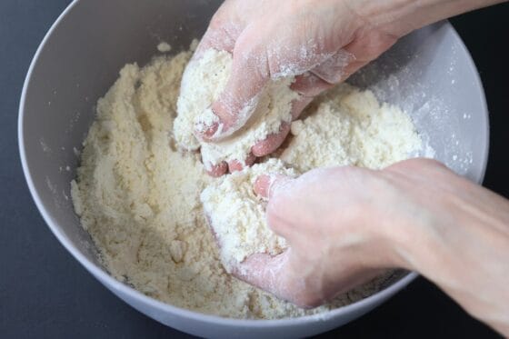 バターを粉とすり合わせる
