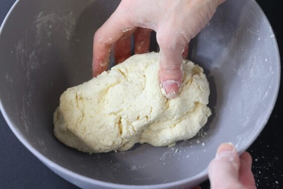ビスケット生地を手でまとめる