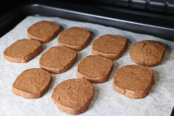 ココアクッキーを170度のオーブンで焼く