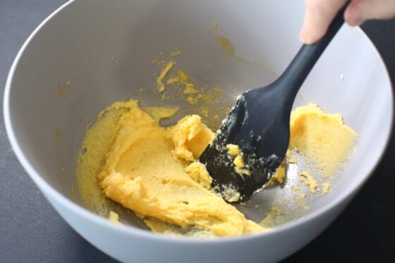 バターに砂糖と卵黄を加えて混ぜる