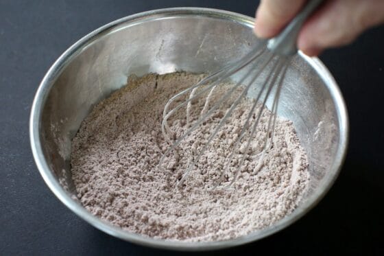 ココアクッキーの粉類を泡立て器で混ぜる