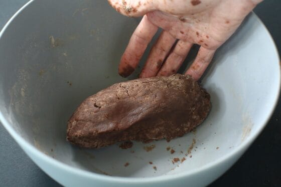 ココアクッキー生地を棒状にまとめる