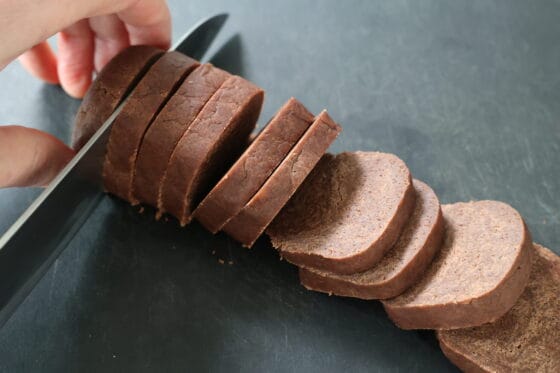 ココアクッキー生地を1cm厚さに切る