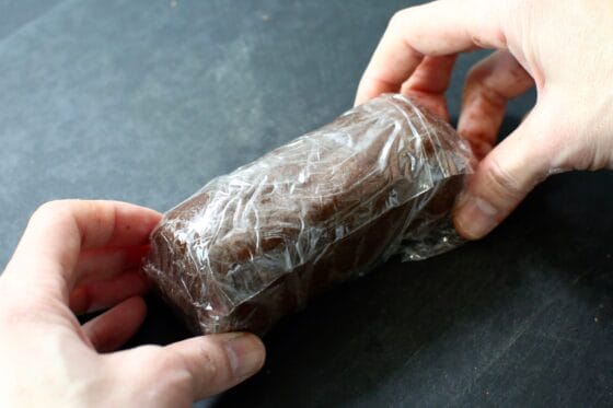 生地をラップで包み冷蔵庫で冷やす