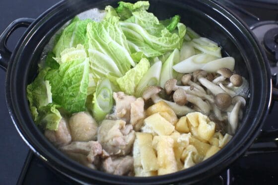 カレー鍋に白菜と長ねぎとしめじと油揚げを加える