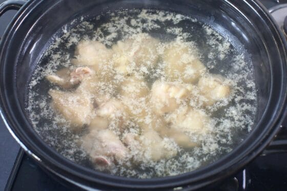 鶏もも肉の表面が白くなるまで煮る