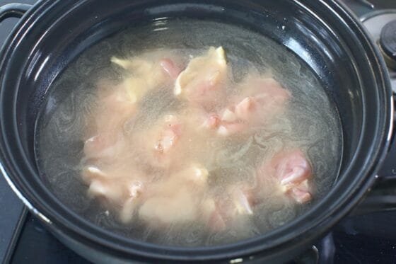 カレー鍋で鶏もも肉を水から煮る