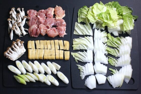 カレー鍋の材料を切って下準備する