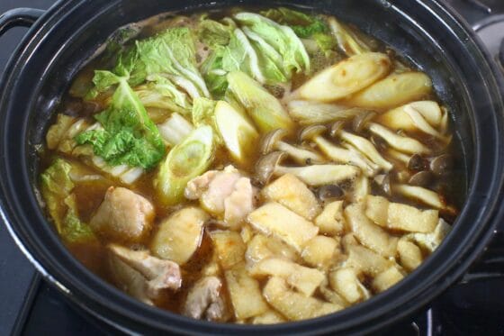 調味料を加えて煮込んだカレー鍋の完成直前