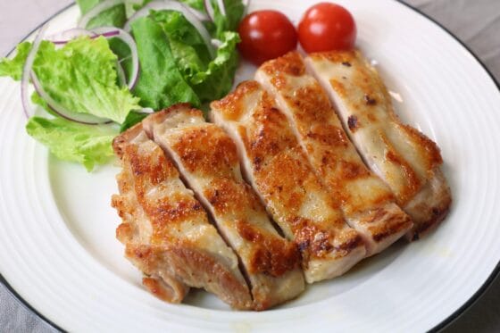 グリルチキンのレシピ｜フライパンで簡単！皮パリ＆ジューシーに焼く基本の作り方