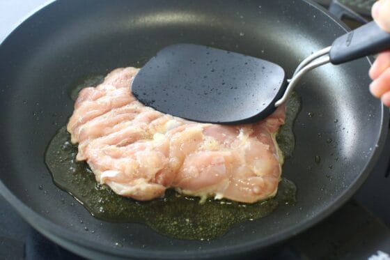 グリルチキンの皮を押さえてパリッと焼く