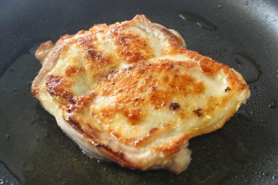 グリルチキンを焼き上がり後にフライパンで休ませる