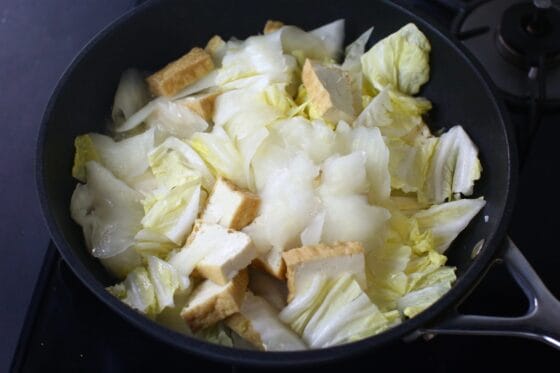 白菜の葉を加えて煮る