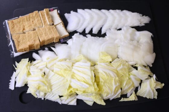 白菜と厚揚げを切る下ごしらえ
