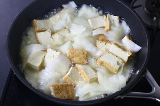 白菜の芯と厚揚げをだしで煮る