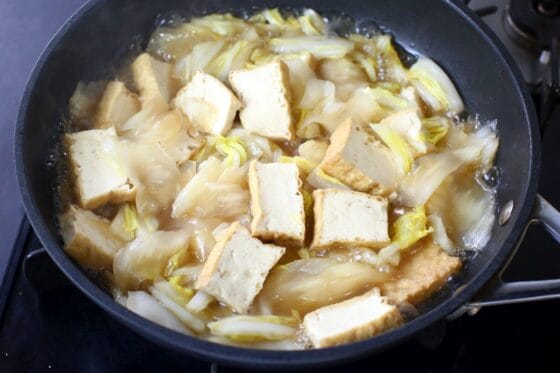 醤油を加えて白菜と厚揚げを煮絡める