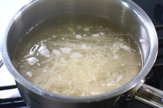 春雨を加えて中火で煮る