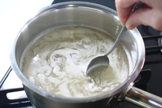 鶏ガラスープの素と生姜を溶かす