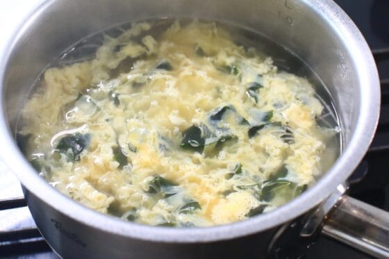 卵がふんわり固まった春雨スープ