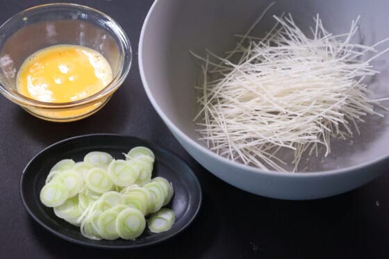 春雨スープの材料を下ごしらえする