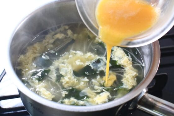 溶き卵を細く回し入れる
