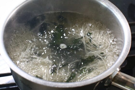 乾燥わかめを加えて戻す