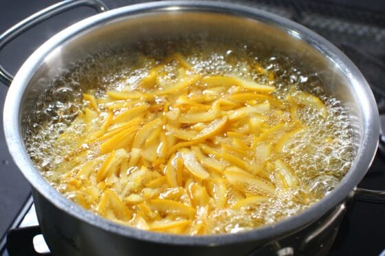 外皮を下茹でする