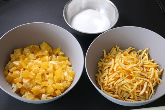 皮・果肉・砂糖を準備する