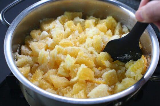 はっさくに砂糖を混ぜて火にかける