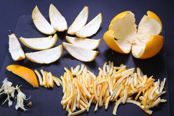 皮をむき外皮を切る