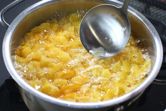 はっさくから出たアクを取る