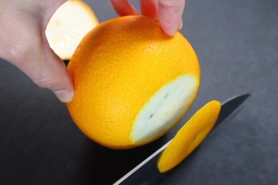 はっさくのヘタとお尻を切り落とす