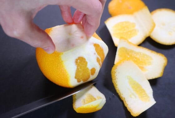 はっさくの皮を白いワタごと厚めにむく