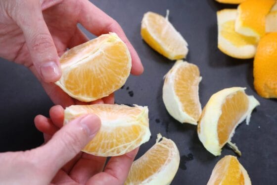 はっさくを房に分ける