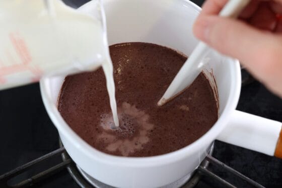 ココアペーストに牛乳を加えながら混ぜてホットココアを作る