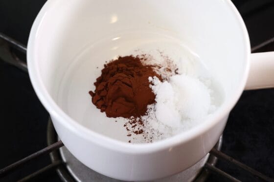 小鍋に純ココアパウダーと砂糖を入れてホットココアの下準備をする