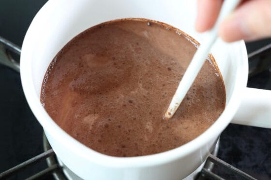 中火で温めながら混ぜてホットココアを仕上げる